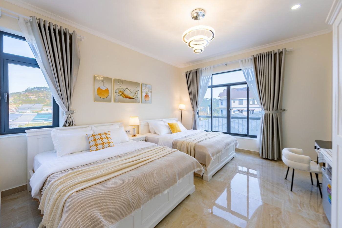 Phòng 204 hai giường, hai cửa sổ